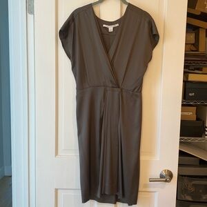 $450 Diane von Furstenberg 4 silk dress faux wrap knee length dark taupe